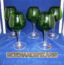 groene wijnglazen met helder kristallen voet 1 set van 5 stuks